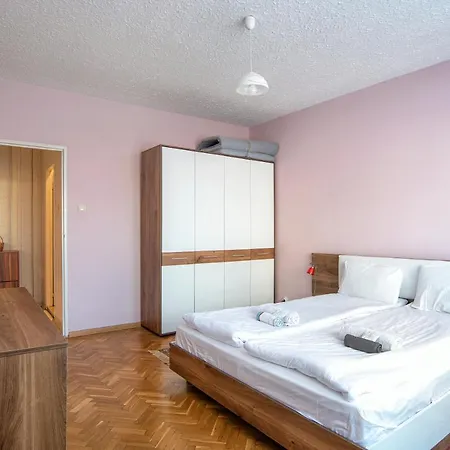 Warm And Spacious 1 Bedroom