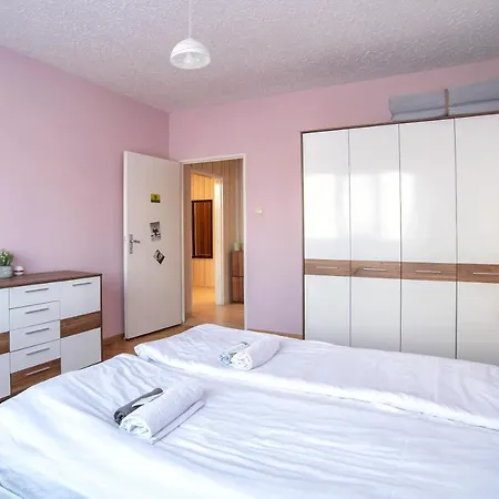 Warm And Spacious 1 Bedroom