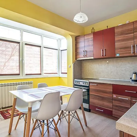 Warm And Spacious 1 Bedroom Apartment *