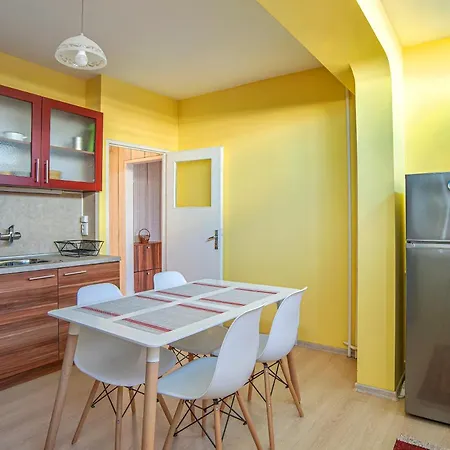 Warm And Spacious 1 Bedroom Apartment *