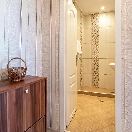 アパート Warm And Spacious 1 Bedroom