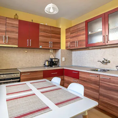Apartment Warm And Spacious 1 Bedroom *
